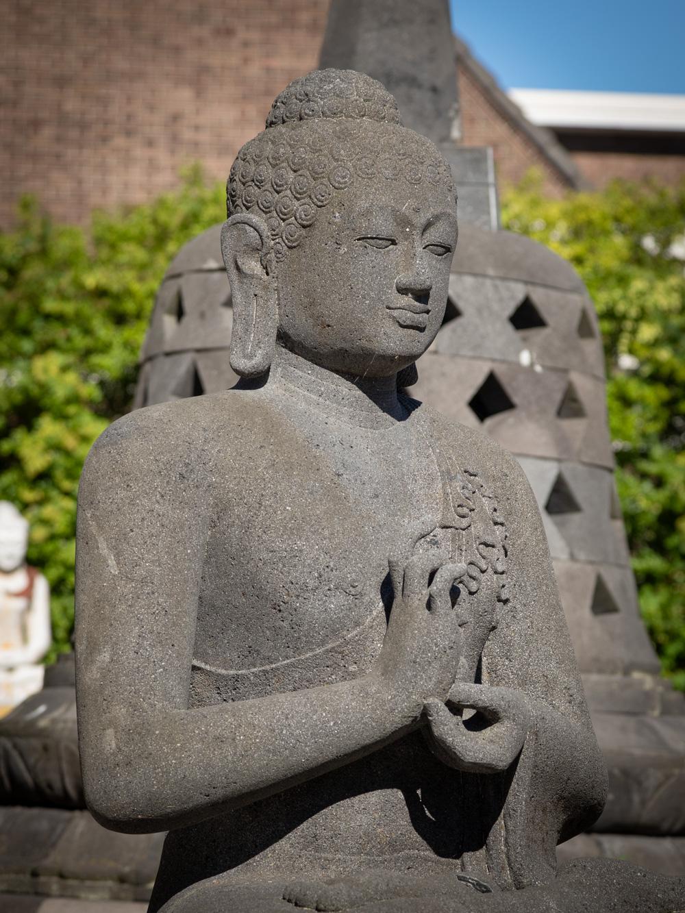 Nouvellement sculptée à la main, la grande statue de Bouddha en pierre de lave d'Indonésie en vente 13