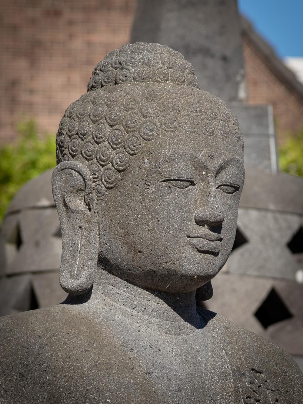 Nouvellement sculptée à la main, la grande statue de Bouddha en pierre de lave d'Indonésie en vente 14