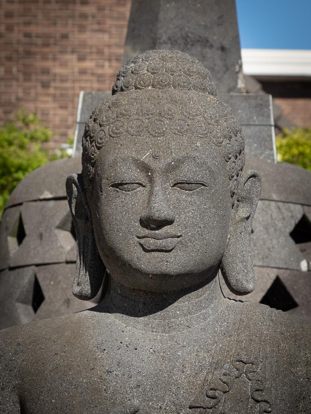 Indonésien Nouvellement sculptée à la main, la grande statue de Bouddha en pierre de lave d'Indonésie en vente