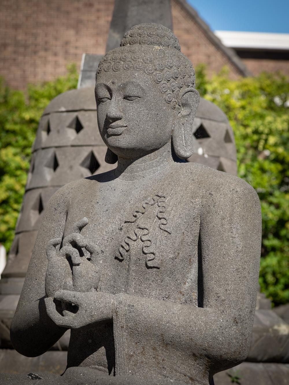 Nouvellement sculptée à la main, la grande statue de Bouddha en pierre de lave d'Indonésie Bon état - En vente à DEVENTER, NL
