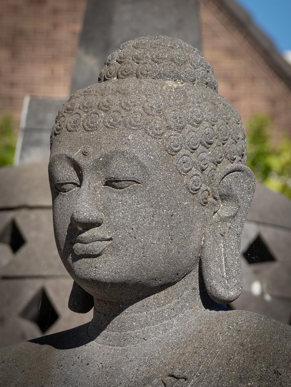 XXIe siècle et contemporain Nouvellement sculptée à la main, la grande statue de Bouddha en pierre de lave d'Indonésie en vente