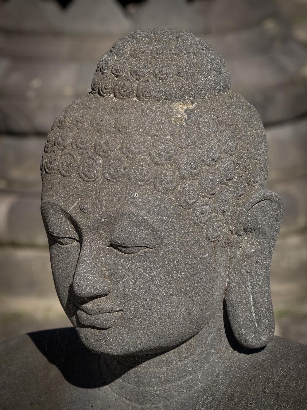 Nouvellement sculptée à la main, la grande statue de Bouddha en pierre de lave d'Indonésie en vente 1