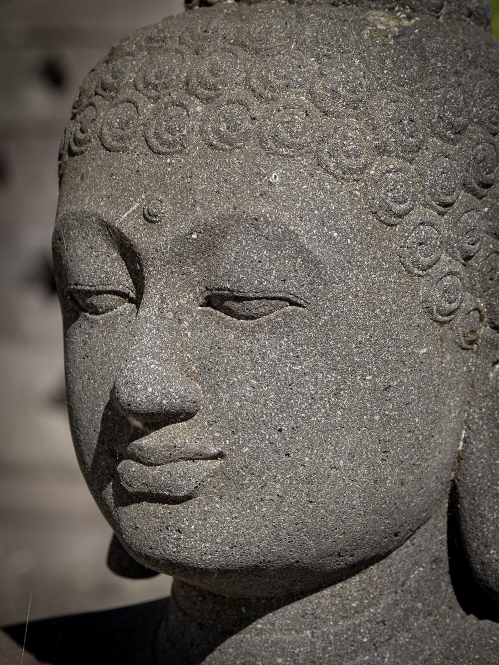 Nouvellement sculptée à la main, la grande statue de Bouddha en pierre de lave d'Indonésie en vente 2