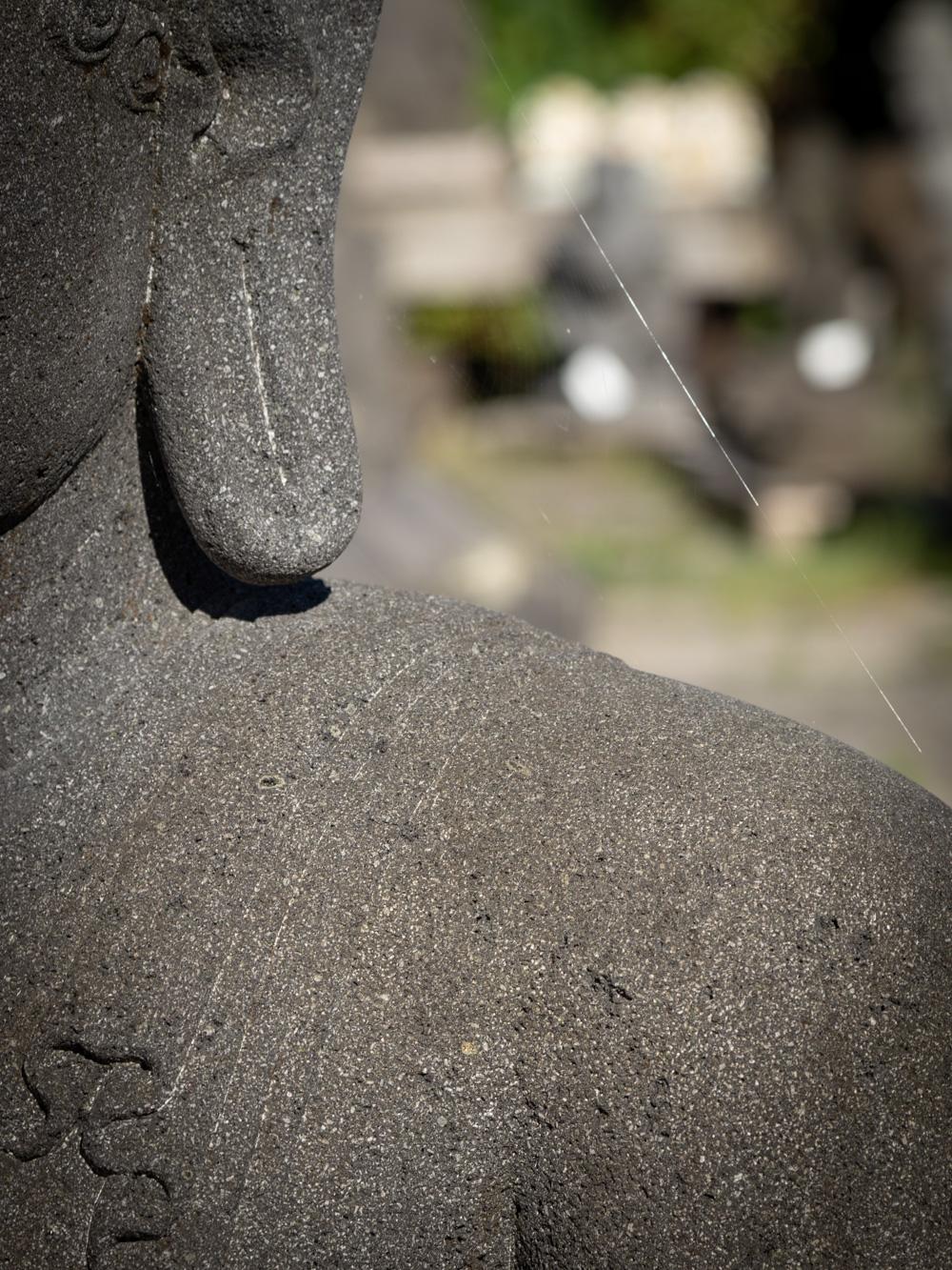 Nouvellement sculptée à la main, la grande statue de Bouddha en pierre de lave d'Indonésie en vente 3
