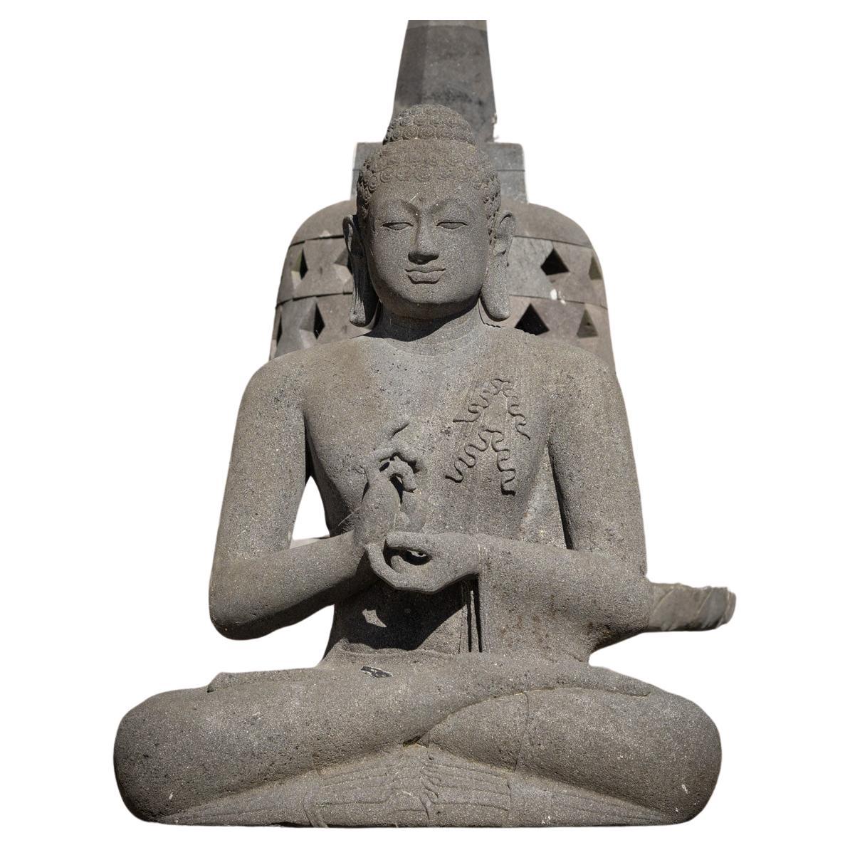 Nouvellement sculptée à la main, la grande statue de Bouddha en pierre de lave d'Indonésie en vente