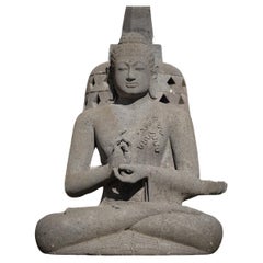 Nouvellement sculptée à la main, la grande statue de Bouddha en pierre de lave d'Indonésie