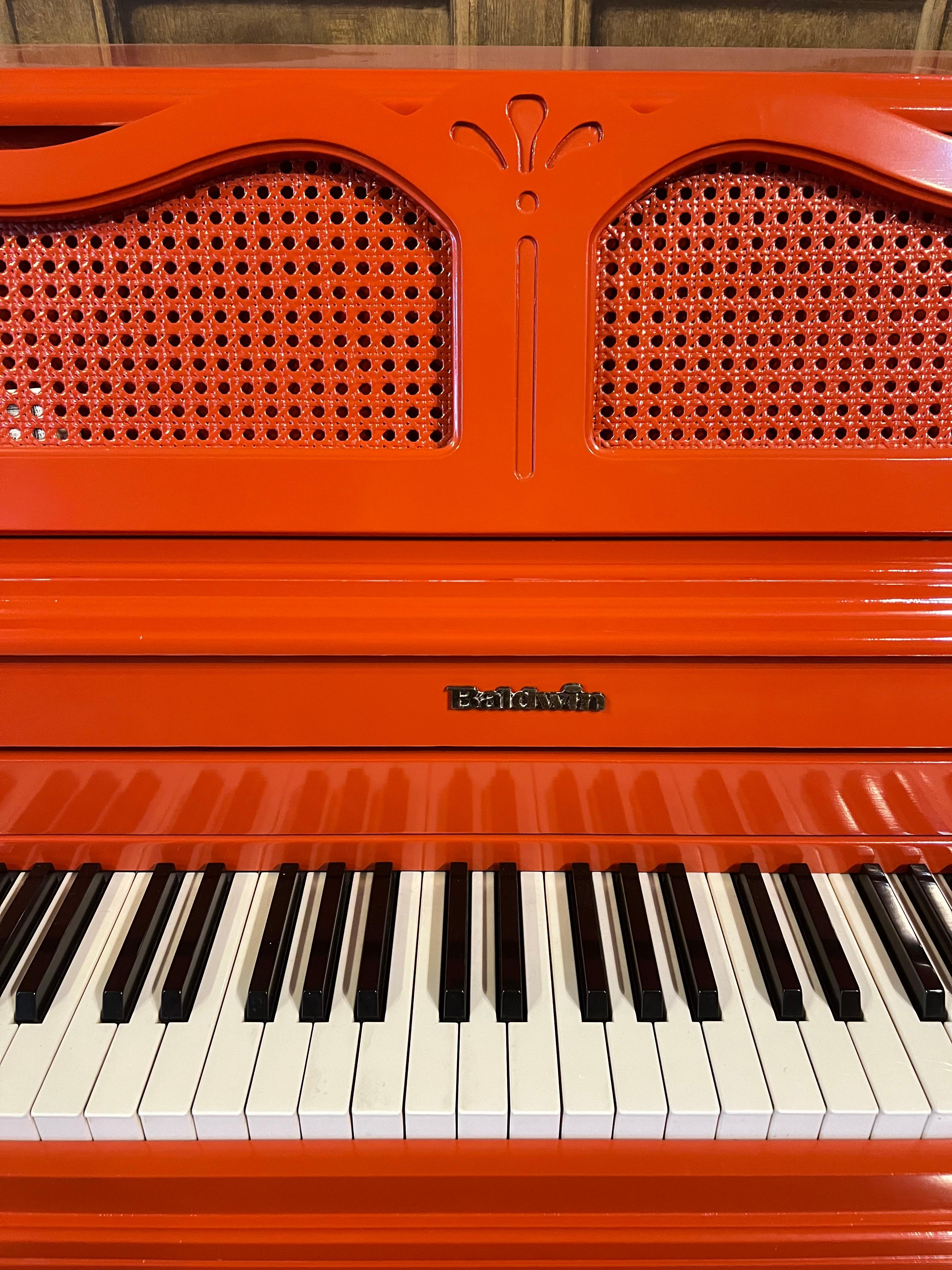 Neu lackiertes Baldwin- Klavier mit elfenbeinfarbenen Schlüsseln  im Zustand „Hervorragend“ im Angebot in Dallas, TX