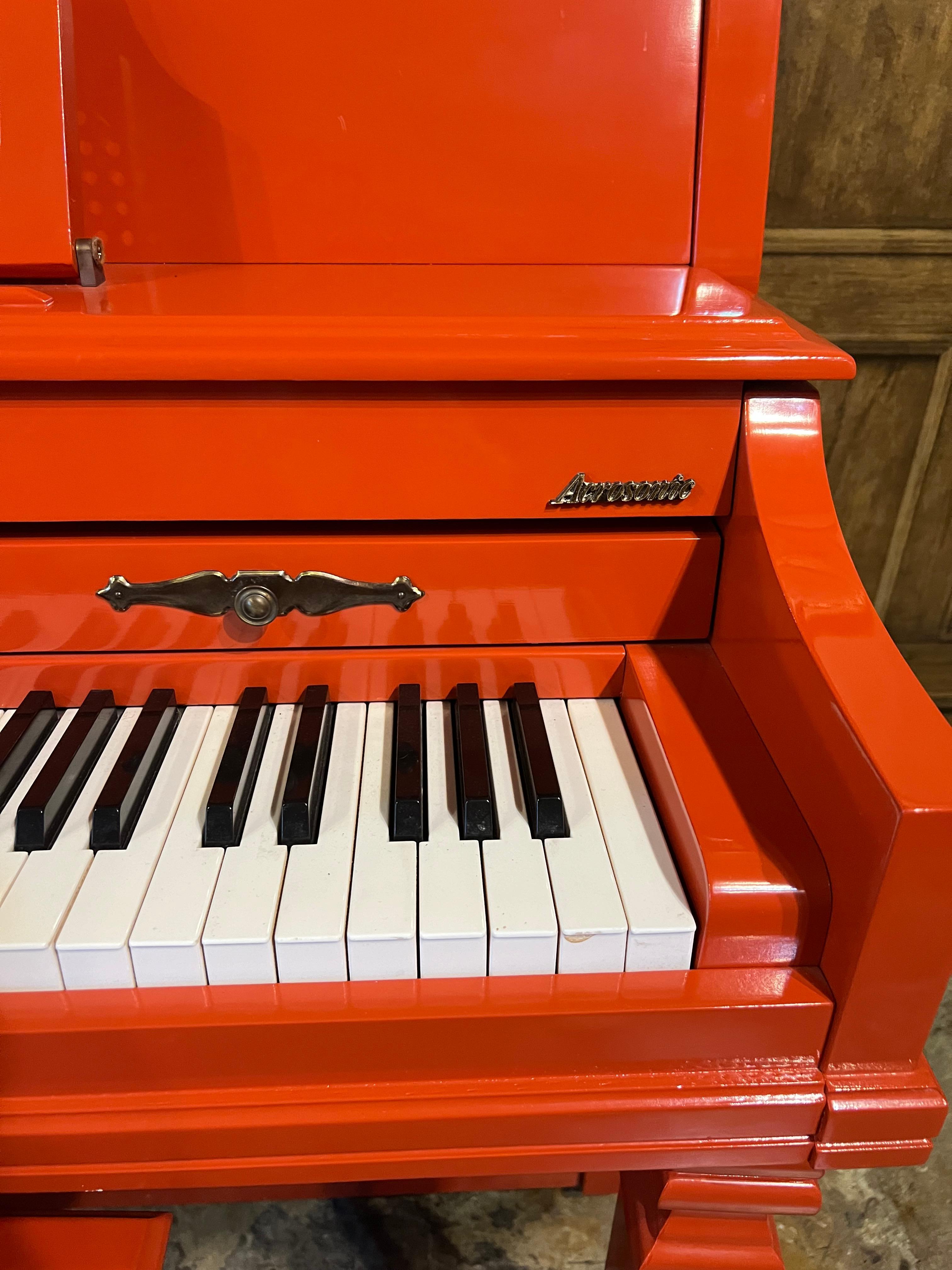 Neu lackiertes Baldwin- Klavier mit elfenbeinfarbenen Schlüsseln  (Mitte des 20. Jahrhunderts) im Angebot