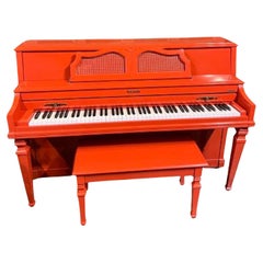 Neu lackiertes Baldwin- Klavier mit elfenbeinfarbenen Schlüsseln 