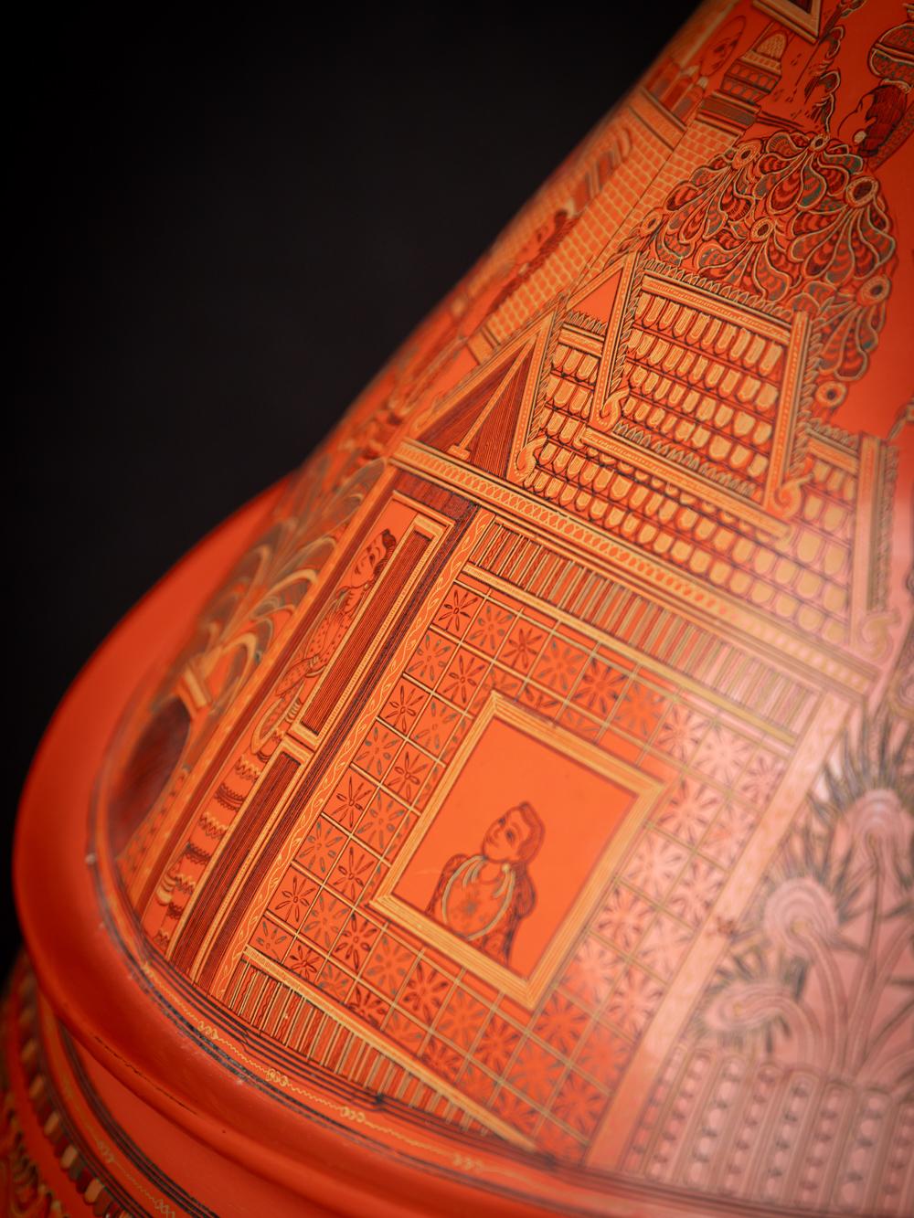 Ce vase d'offrande birman ancien en laque est une pièce de collection vraiment unique et spéciale. D'une hauteur de 46 cm et d'un diamètre de 58 cm, il est fabriqué en laque et pèse 3,8 kg. Cette statue serait originaire de Birmanie et remonterait à