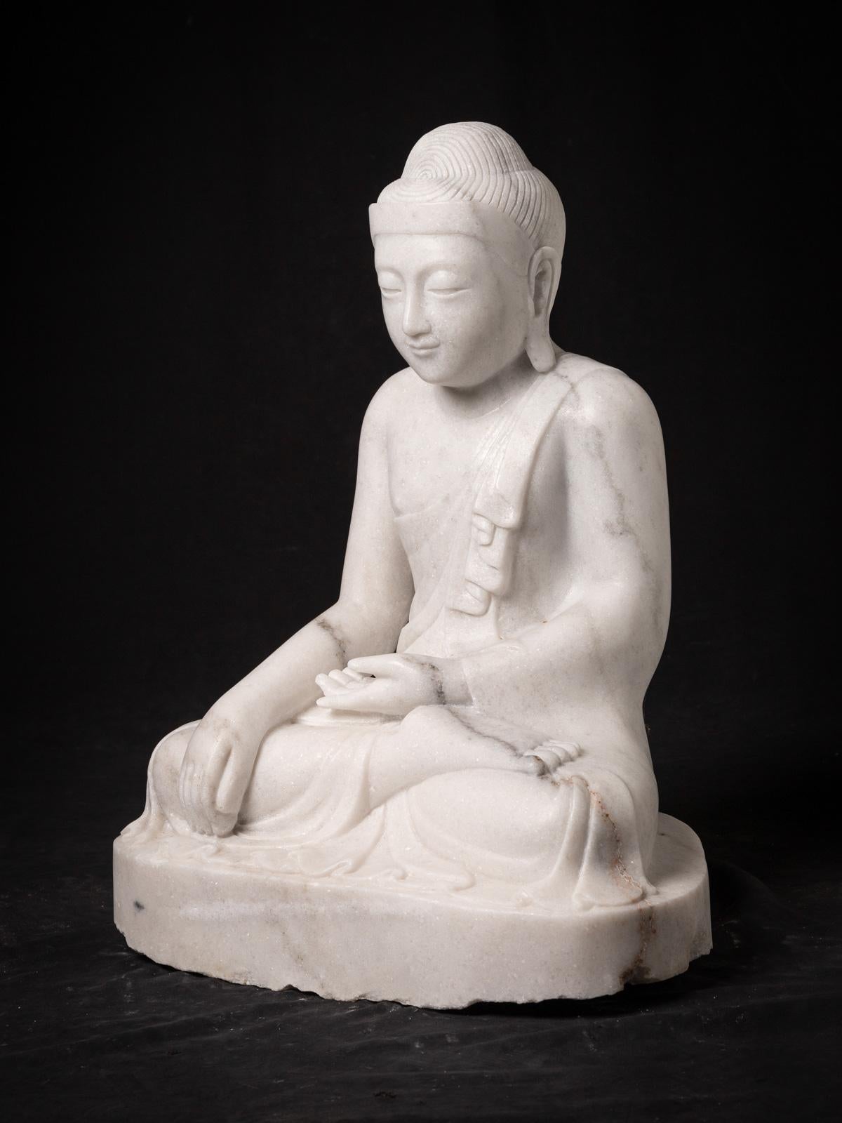 Die neu angefertigte Buddha-Statue aus birmanischem Marmor ist ein Zeugnis sowohl traditioneller Handwerkskunst als auch zeitgenössischer Hingabe an den künstlerischen Ausdruck. Die aus einem einzigen weißen Marmorblock handgefertigte Statue hat