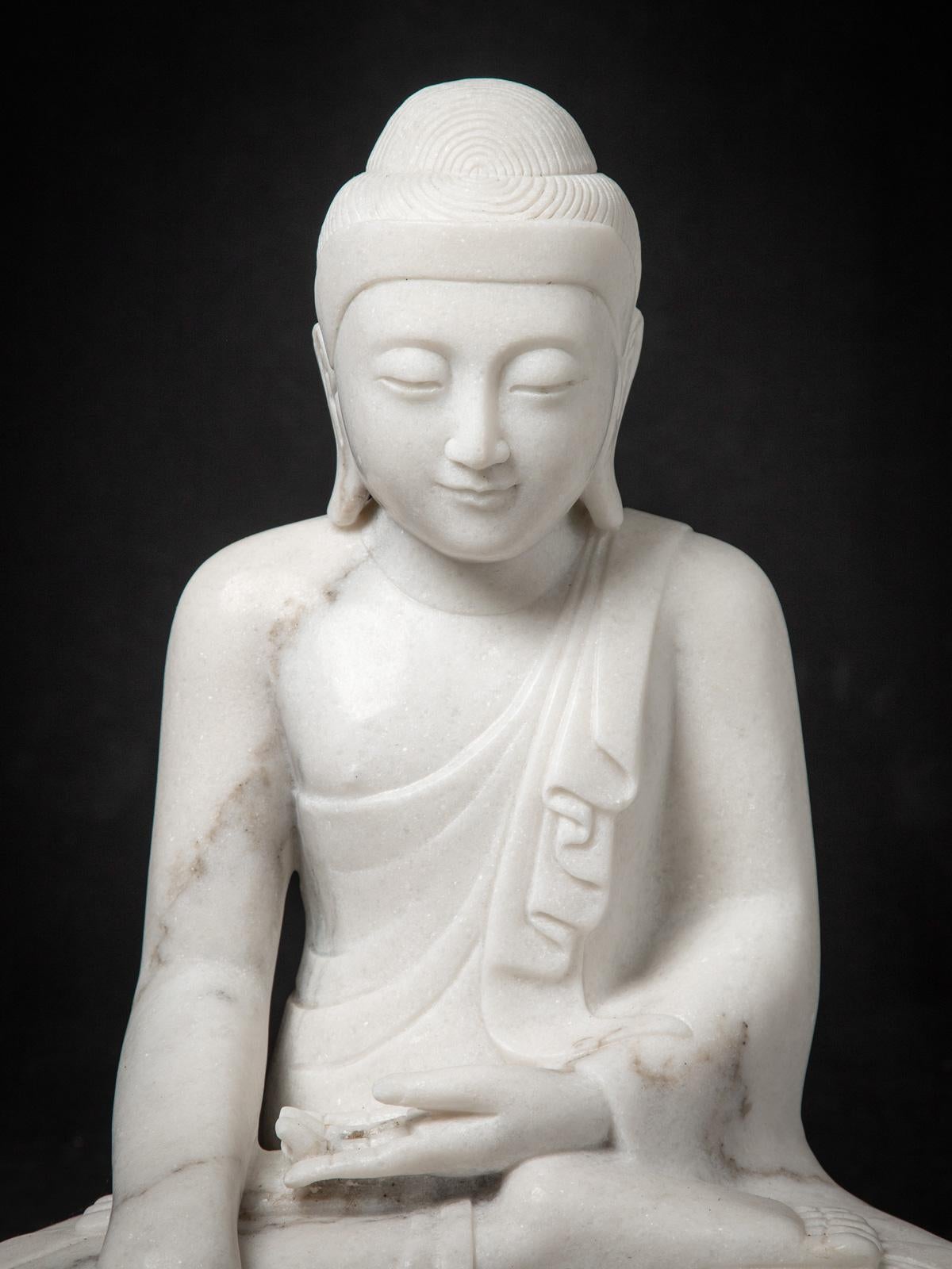 La nouvelle statue de Bouddha en marbre de Birmanie témoigne à la fois de l'artisanat traditionnel et de l'engagement contemporain en faveur de l'expression artistique. Sculptée à la main dans un seul bloc de marbre blanc, cette statue se dresse à