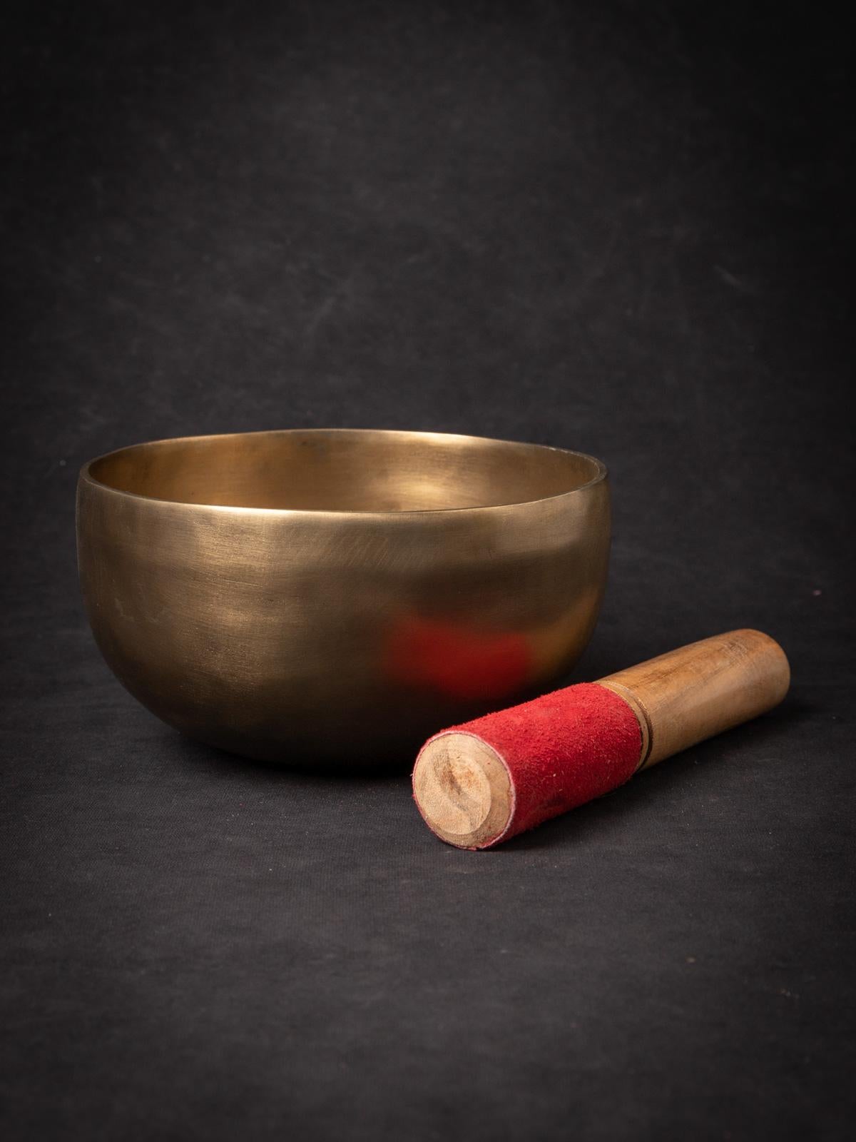 The newly made bronze Nepali Singing Bowl is a testament to the ongoing craftsmanship and traditions of Nepal. Crafted from bronze, this singing bowl stands at 9.1 cm in height and has a diameter of 16.4 cm. Its high-quality construction reflects