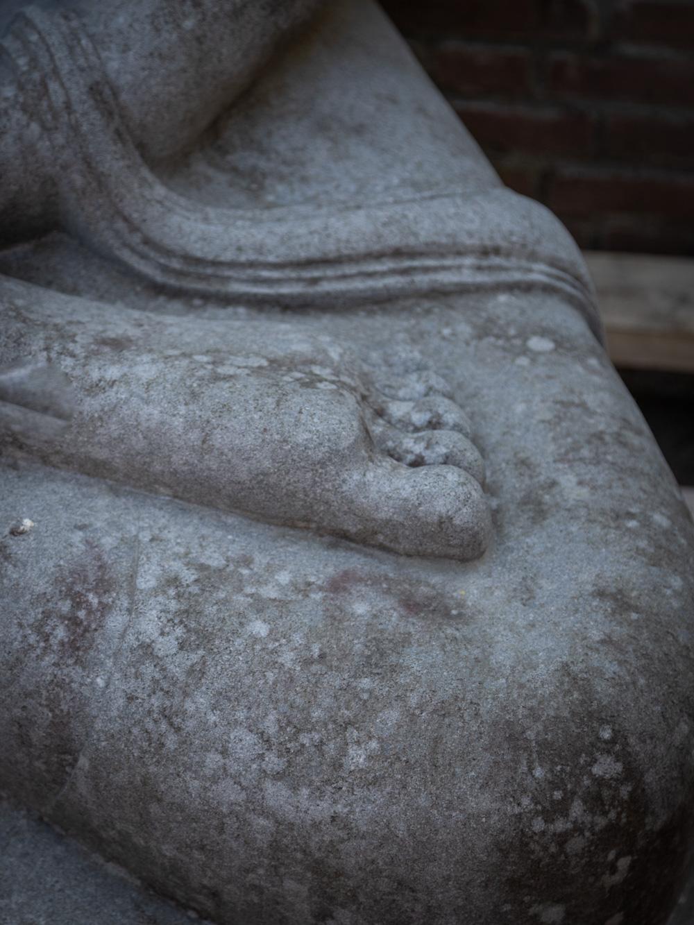 Grande statue de Bouddha en pierre de lave nouvellement fabriquée en Indonésie à Varada Mudra en vente 7