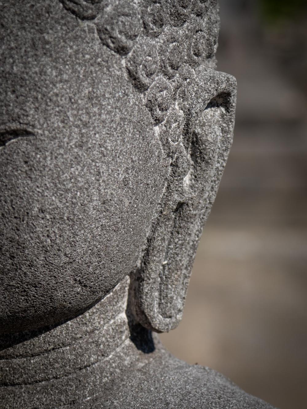 Neu gefertigte große Buddha-Statue aus Lavastein aus Indonesien – Original Buddhas im Angebot 6