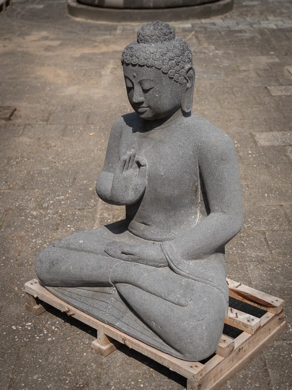 Grande statue de Bouddha en pierre de lave nouvellement fabriquée en Indonésie - Bouddhas originaux en vente 4