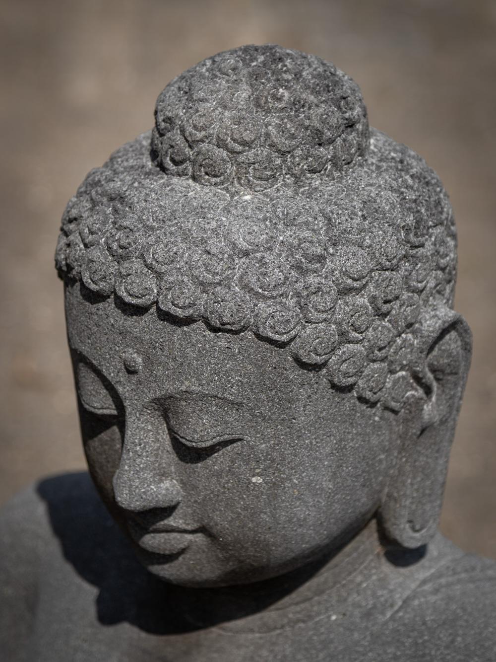 Grande statue de Bouddha en pierre de lave nouvellement fabriquée en Indonésie - Bouddhas originaux en vente 5