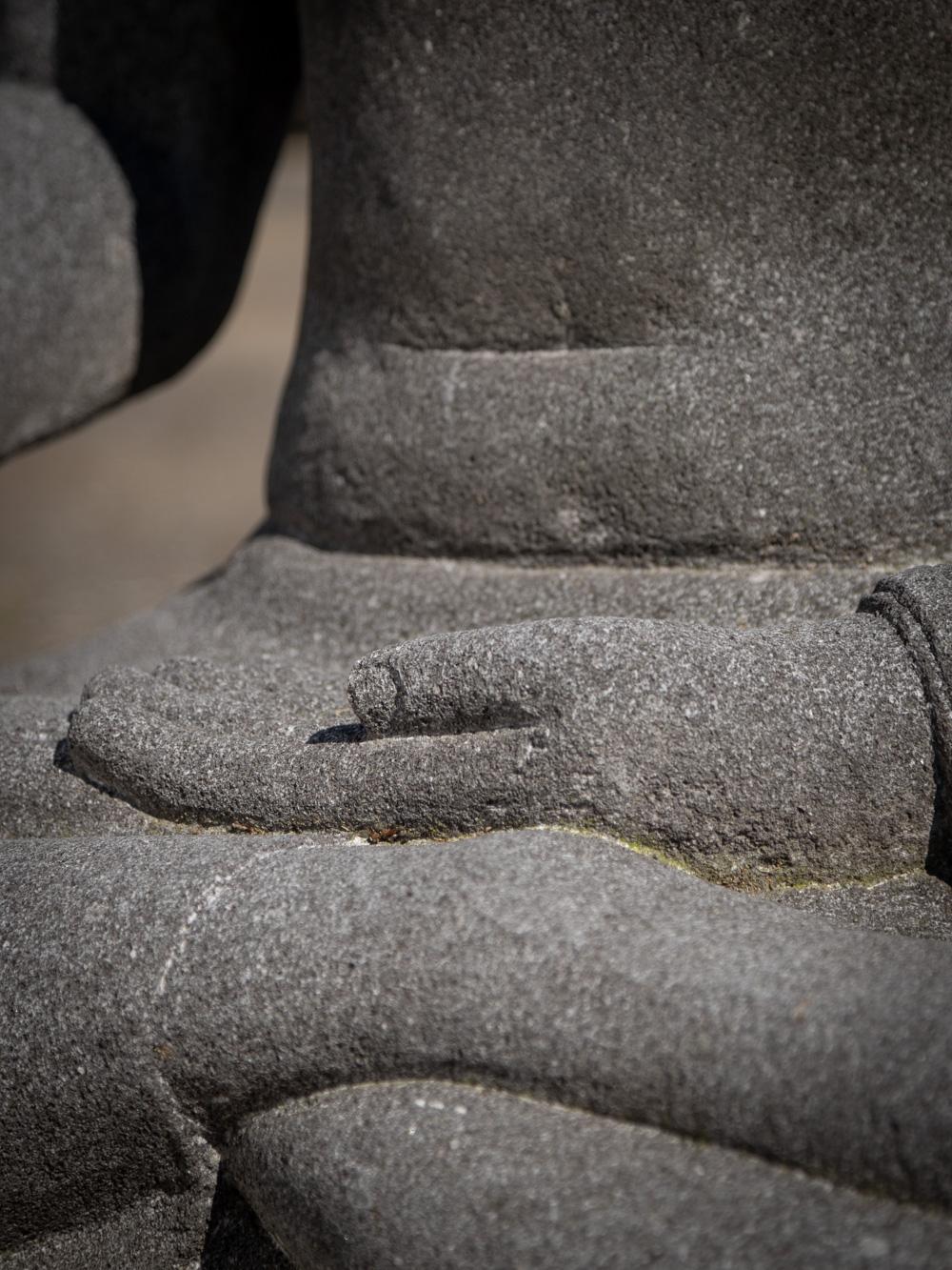 Grande statue de Bouddha en pierre de lave nouvellement fabriquée en Indonésie - Bouddhas originaux en vente 7