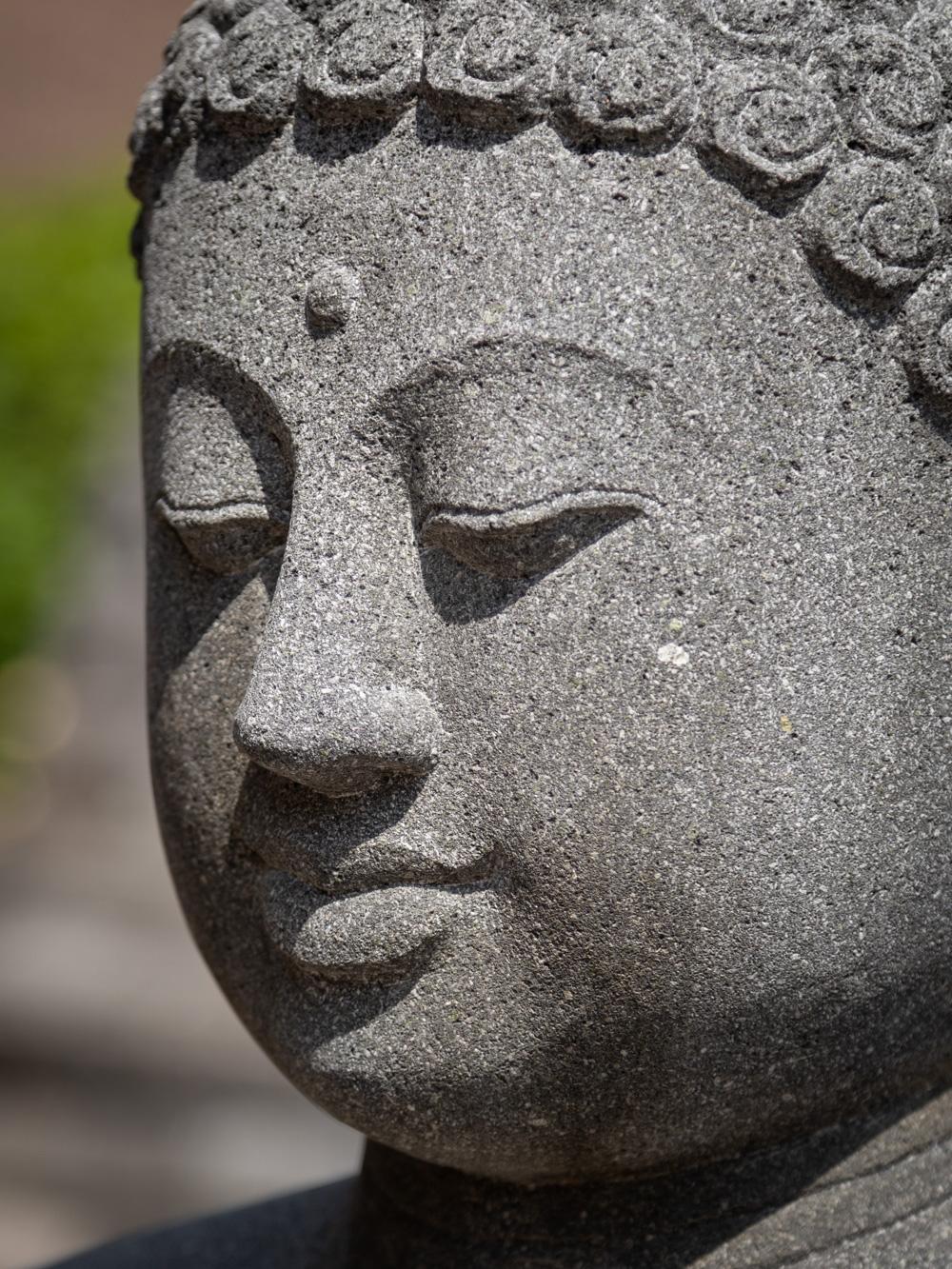 Grande statue de Bouddha en pierre de lave nouvellement fabriquée en Indonésie - Bouddhas originaux en vente 6