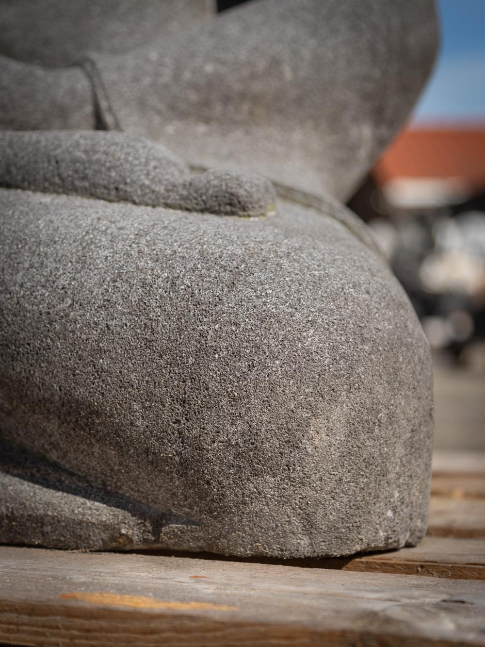 Neu gefertigte große Buddha-Statue aus Lavastein aus Indonesien – Original Buddhas im Angebot 12