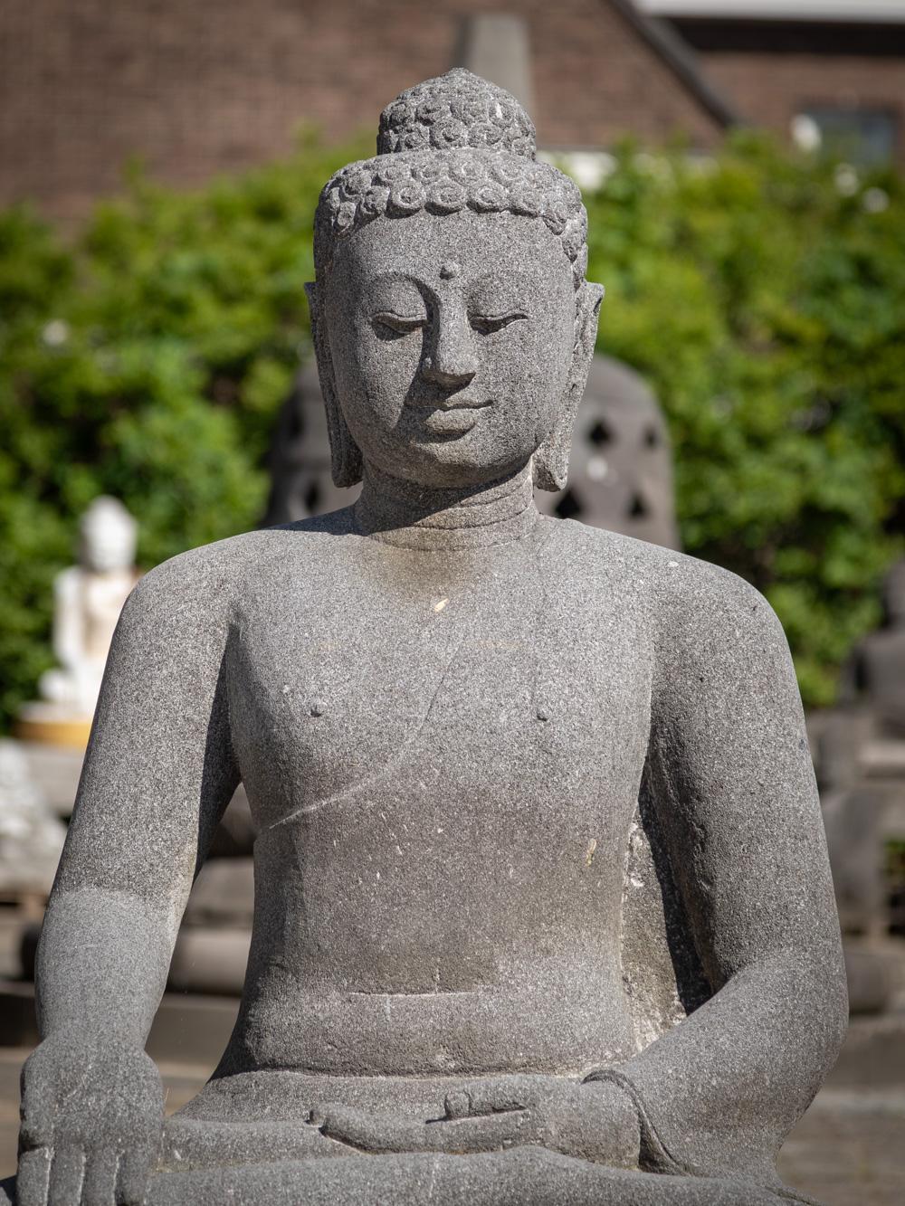 Die große Lavastein-Buddha-Statue aus Indonesien ist ein bemerkenswertes Zeugnis künstlerischen Könnens und spiritueller Darstellung. Die aus einem einzigen Lavasteinblock handgeschnitzte Statue hat eine beeindruckende Höhe von 107 cm und misst 87