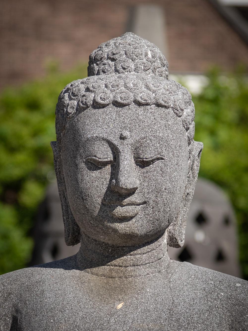 Indonésien Grande statue de Bouddha en pierre de lave nouvellement fabriquée en Indonésie - Bouddhas originaux en vente