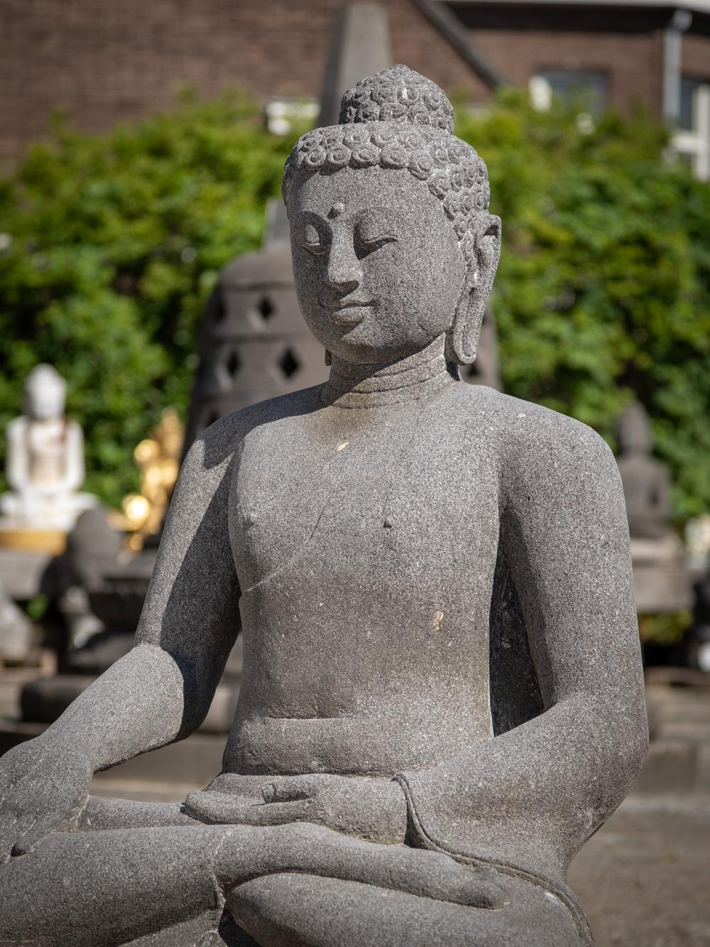 Grande statue de Bouddha en pierre de lave nouvellement fabriquée en Indonésie - Bouddhas originaux Bon état - En vente à DEVENTER, NL