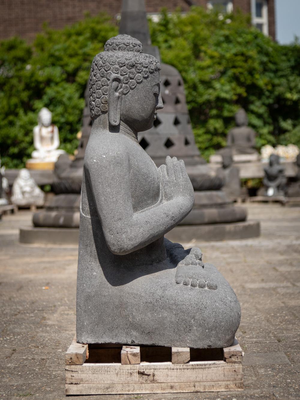 Indonésien Grande statue de Bouddha en pierre de lave nouvellement fabriquée en Indonésie - Bouddhas originaux en vente