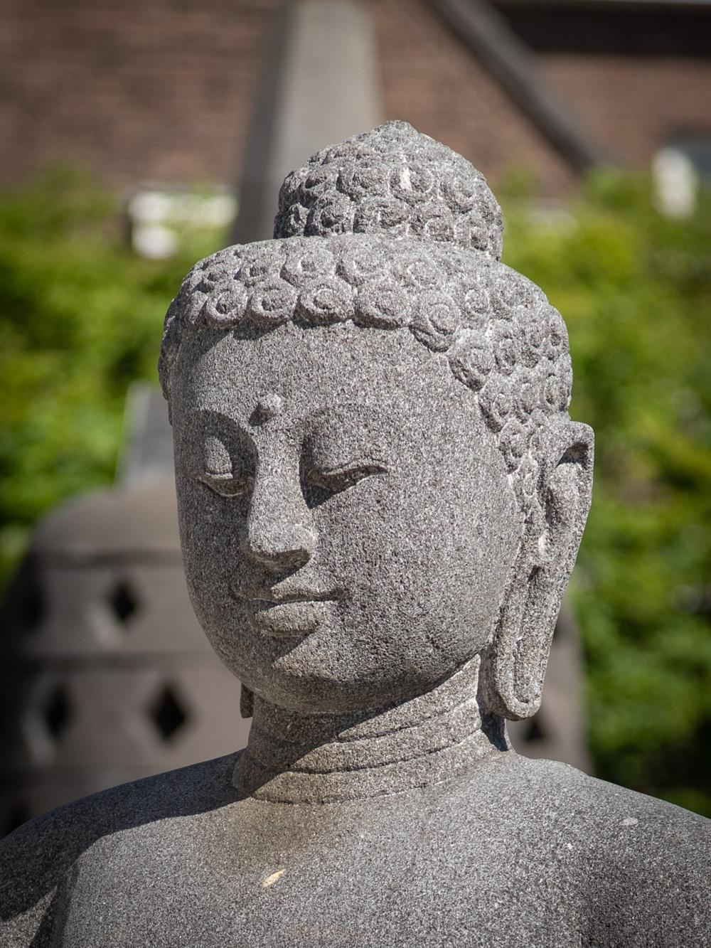 Neu gefertigte große Buddha-Statue aus Lavastein aus Indonesien – Original Buddhas (21. Jahrhundert und zeitgenössisch) im Angebot
