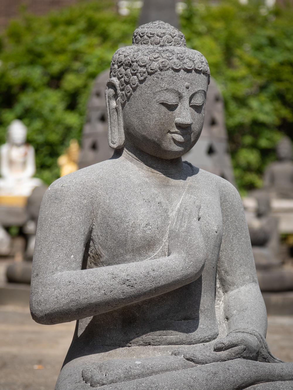 Grande statue de Bouddha en pierre de lave nouvellement fabriquée en Indonésie - Bouddhas originaux Bon état - En vente à DEVENTER, NL
