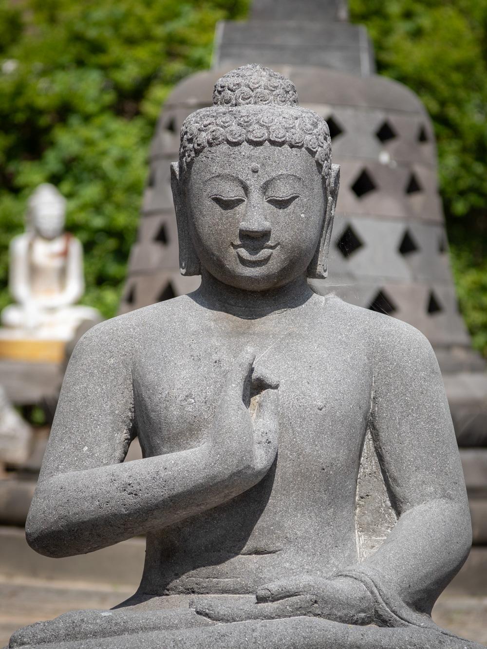 XXIe siècle et contemporain Grande statue de Bouddha en pierre de lave nouvellement fabriquée en Indonésie - Bouddhas originaux en vente