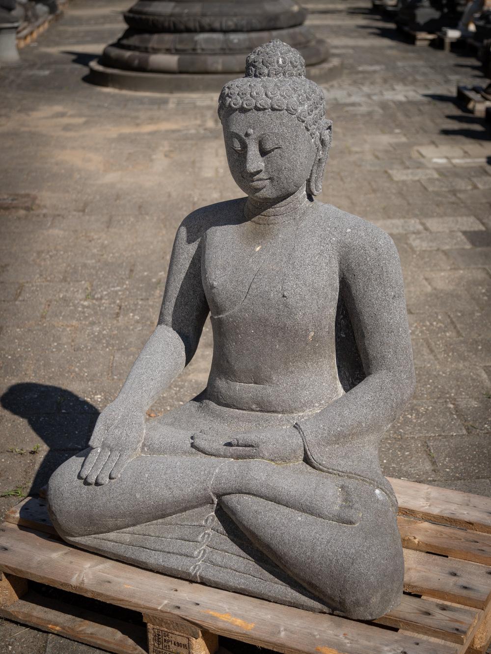 Grande statue de Bouddha en pierre de lave nouvellement fabriquée en Indonésie - Bouddhas originaux en vente 1