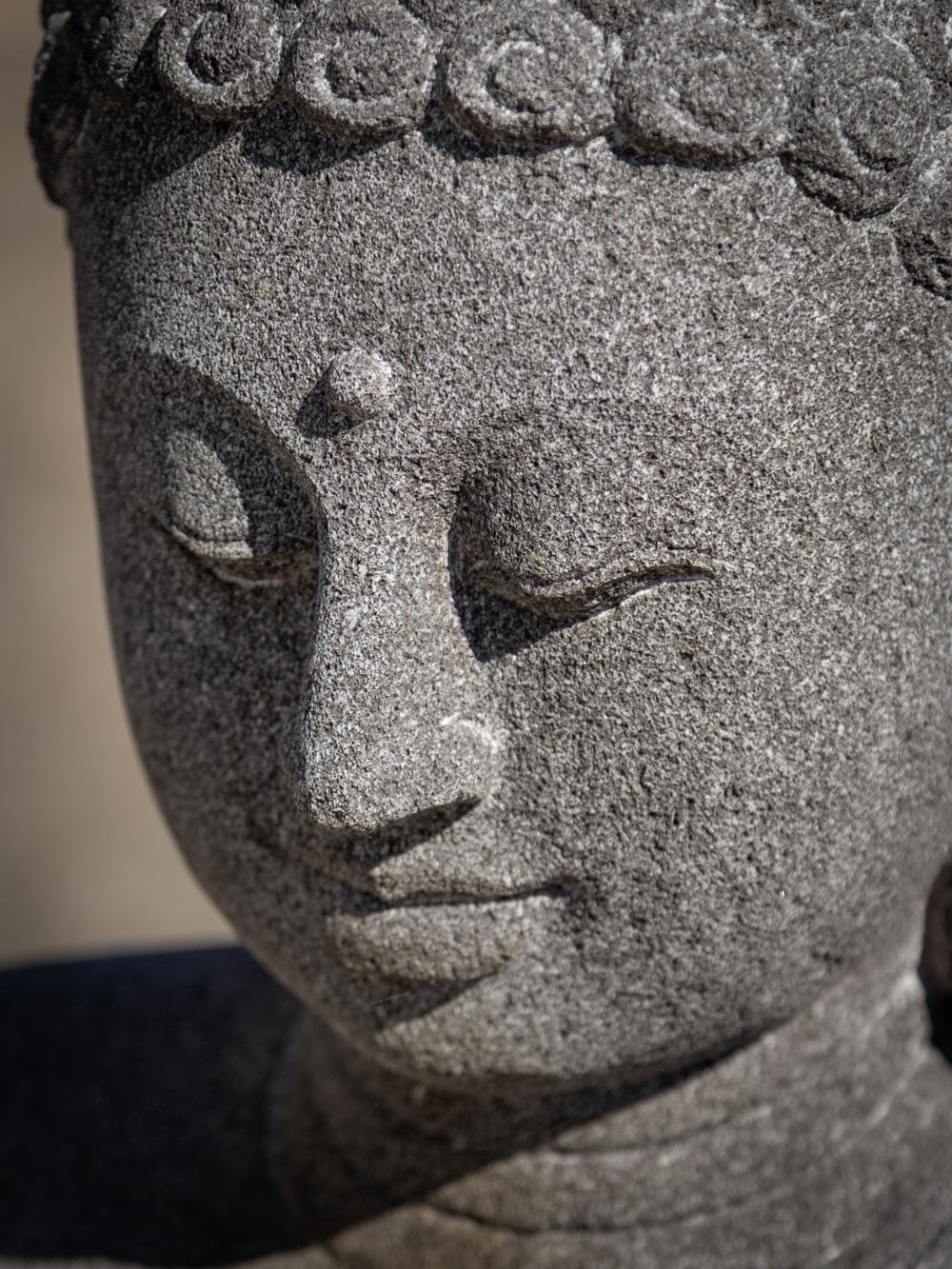 Grande statue de Bouddha en pierre de lave nouvellement fabriquée en Indonésie - Bouddhas originaux en vente 2