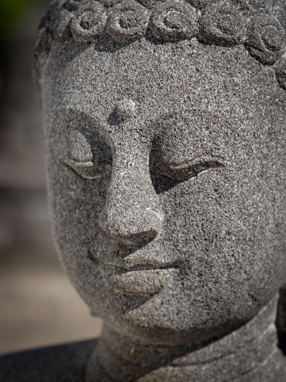 Grande statue de Bouddha en pierre de lave nouvellement fabriquée en Indonésie - Bouddhas originaux en vente 3