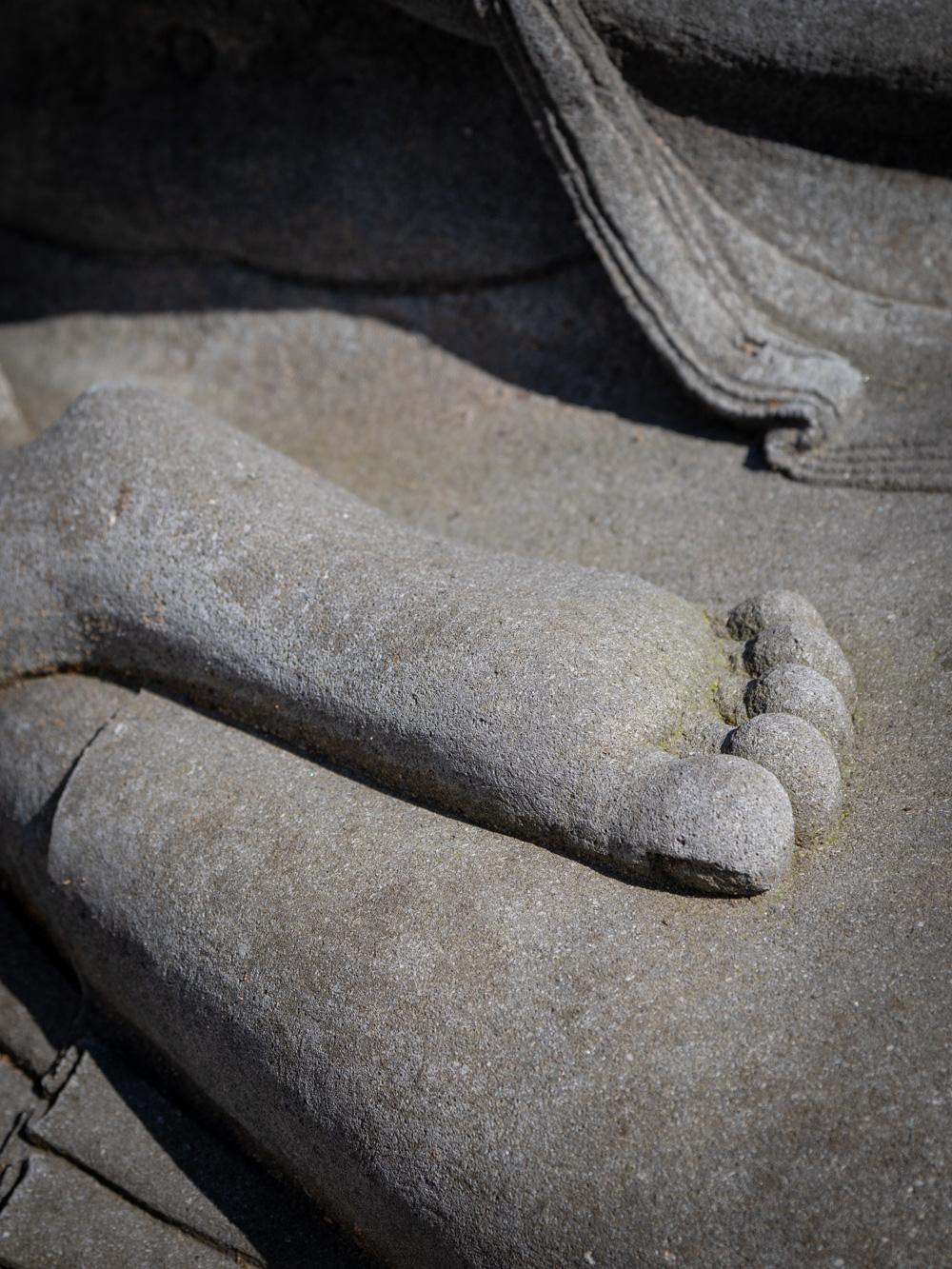 Grande statue de Bouddha en pierre de lave nouvellement fabriquée en Indonésie  OriginalBuddhas en vente 5