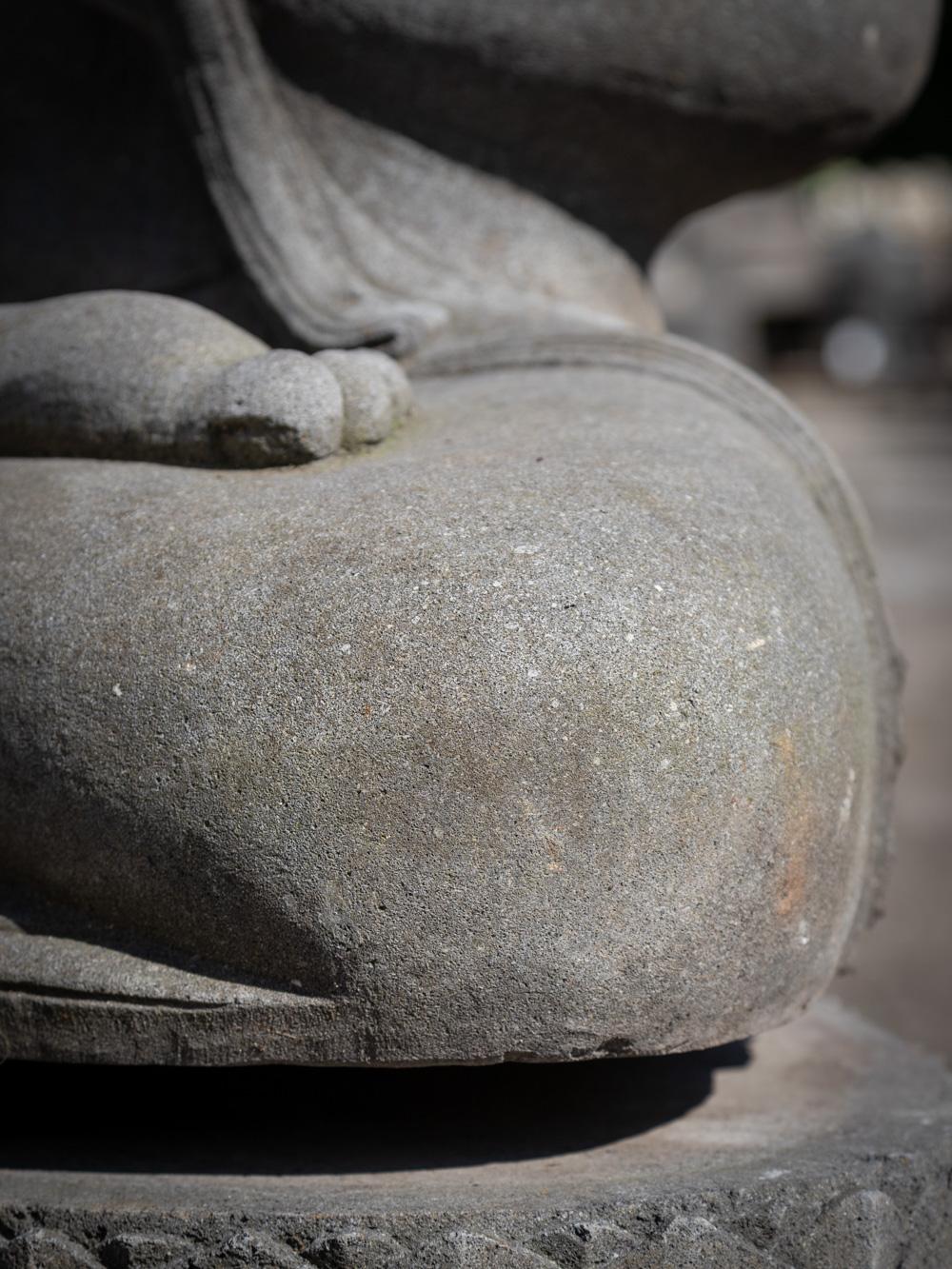 Grande statue de Bouddha en pierre de lave nouvellement fabriquée en Indonésie  OriginalBuddhas en vente 7