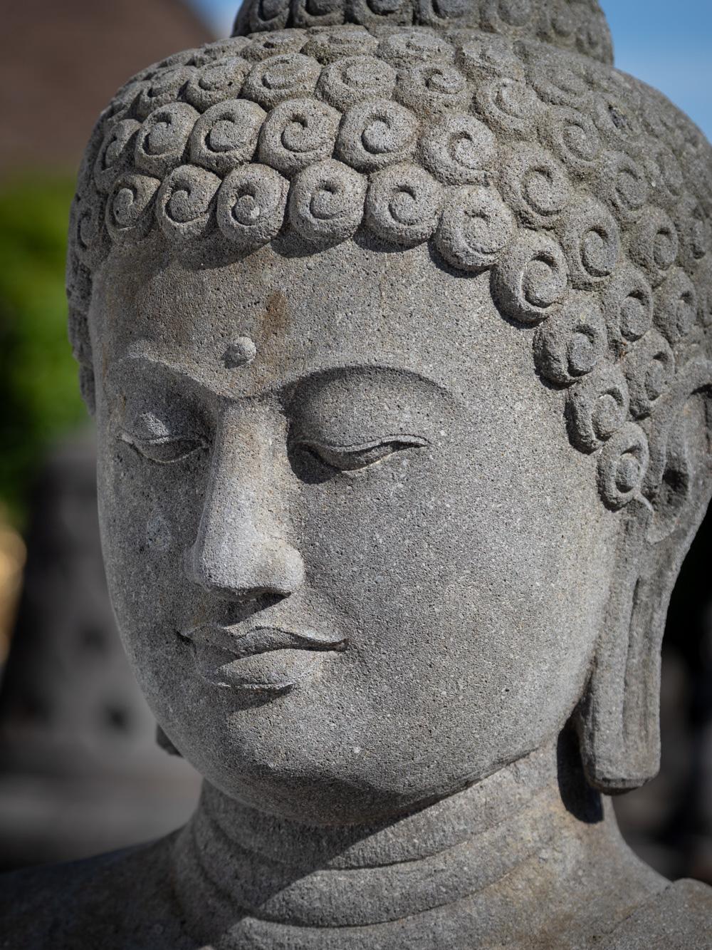 Grande statue de Bouddha en pierre de lave nouvellement fabriquée en Indonésie  OriginalBuddhas en vente 10