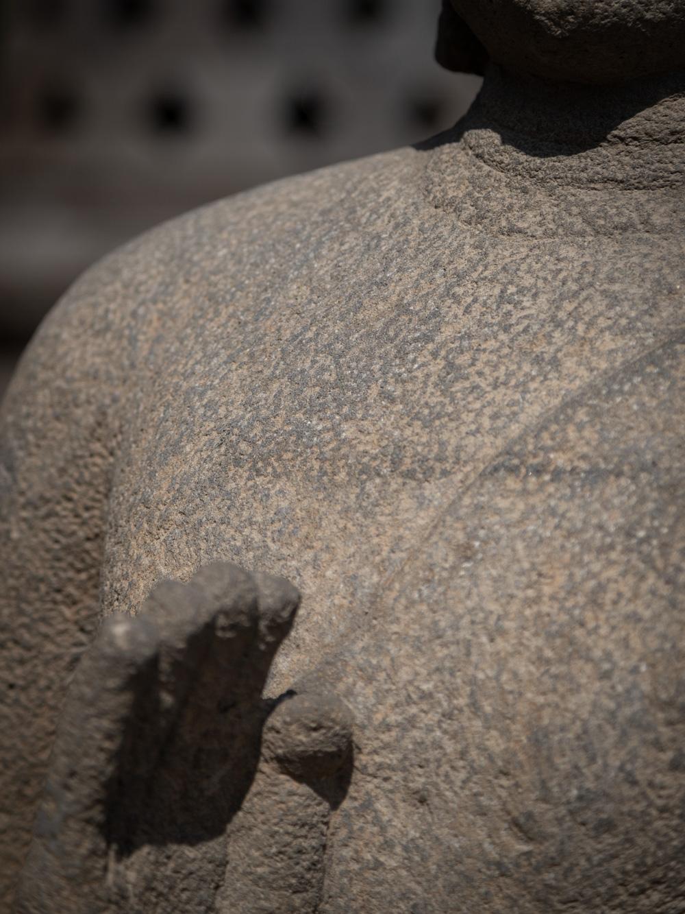 Grande statue de Bouddha en pierre de lave nouvellement fabriquée en Indonésie -  OriginalBuddhas en vente 10
