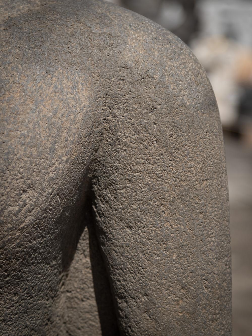 Grande statue de Bouddha en pierre de lave nouvellement fabriquée en Indonésie -  OriginalBuddhas en vente 12
