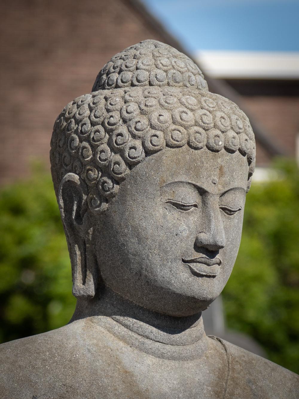 Große Buddha-Statue aus Lavastein aus Indonesien, neu gefertigt  OriginalBuddhas im Angebot 14