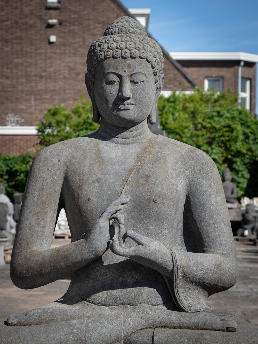 Die Lavastein-Buddha-Statue aus Indonesien ist ein außergewöhnliches Kunstwerk, das die einzigartige Schönheit des Lavastein-Kunsthandwerks unter Beweis stellt. Diese prächtige Statue aus Lavastein hat eine beeindruckende Höhe von 161 cm und misst
