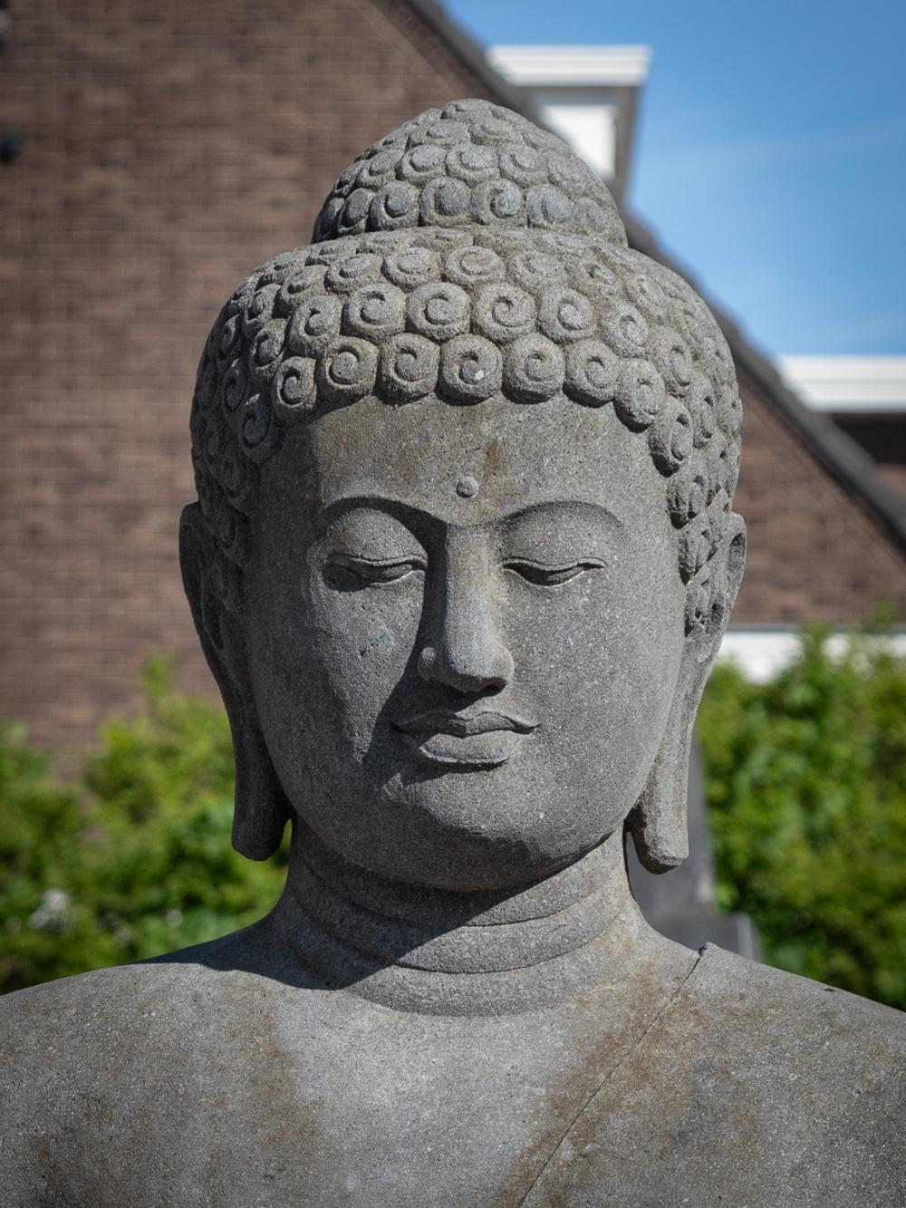 Große Buddha-Statue aus Lavastein aus Indonesien, neu gefertigt  OriginalBuddhas (Indonesisch) im Angebot