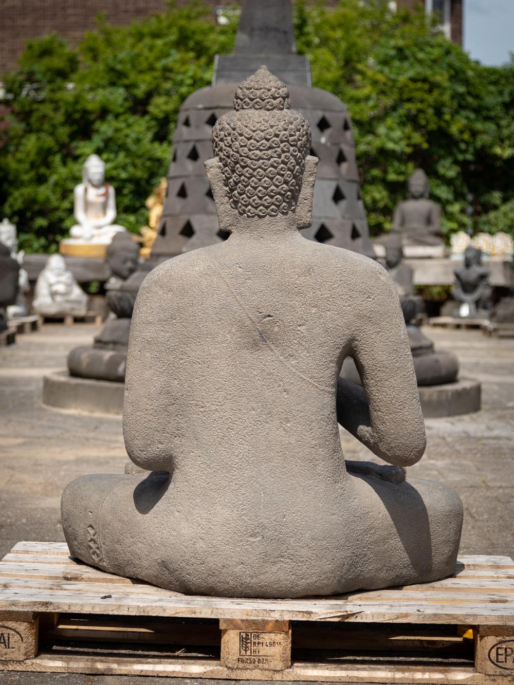 Indonésien Grande statue de Bouddha en pierre de lave nouvellement fabriquée en Indonésie -  OriginalBuddhas en vente