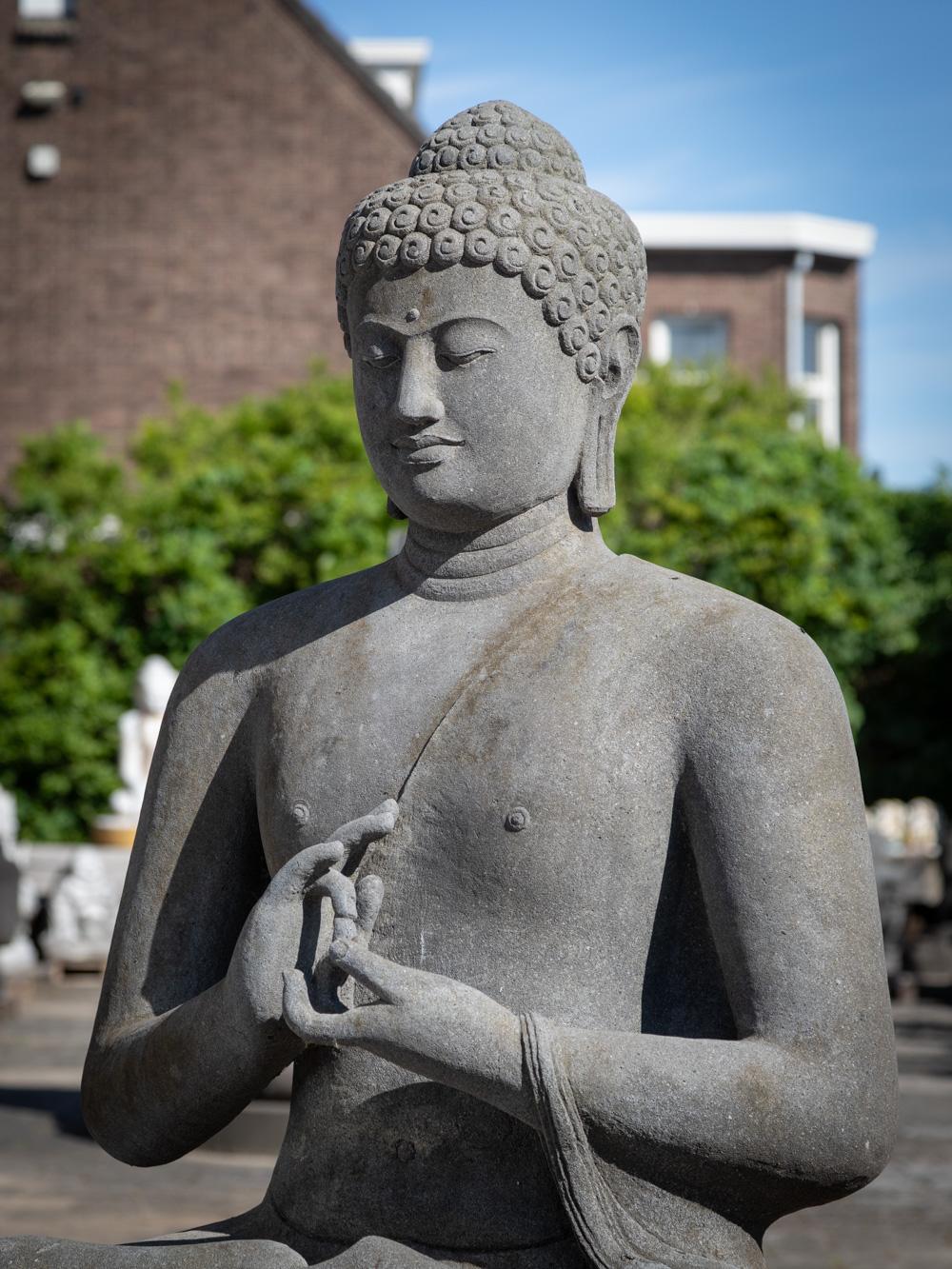 Grande statue de Bouddha en pierre de lave nouvellement fabriquée en Indonésie  OriginalBuddhas Bon état - En vente à DEVENTER, NL