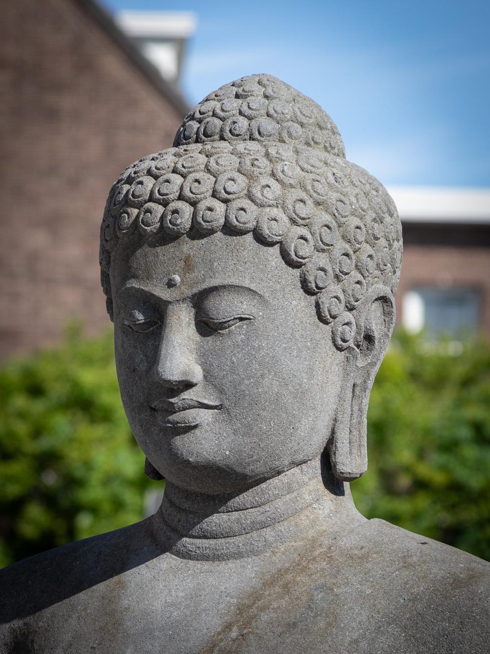 Große Buddha-Statue aus Lavastein aus Indonesien, neu gefertigt  OriginalBuddhas (21. Jahrhundert und zeitgenössisch) im Angebot