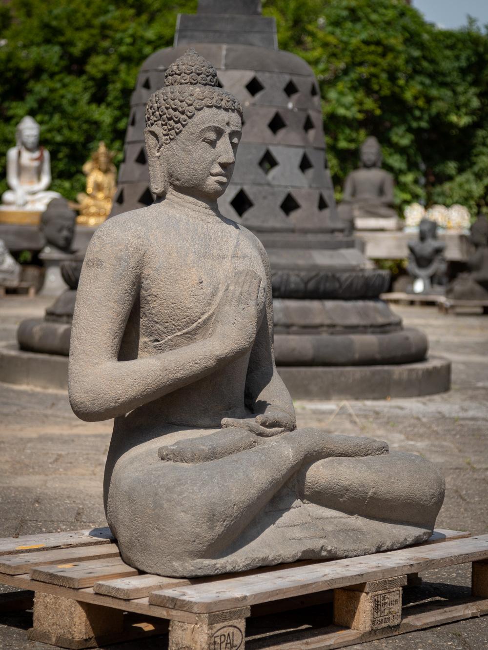 XXIe siècle et contemporain Grande statue de Bouddha en pierre de lave nouvellement fabriquée en Indonésie -  OriginalBuddhas en vente