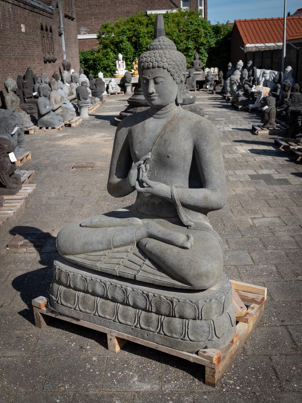 Lave Grande statue de Bouddha en pierre de lave nouvellement fabriquée en Indonésie  OriginalBuddhas en vente