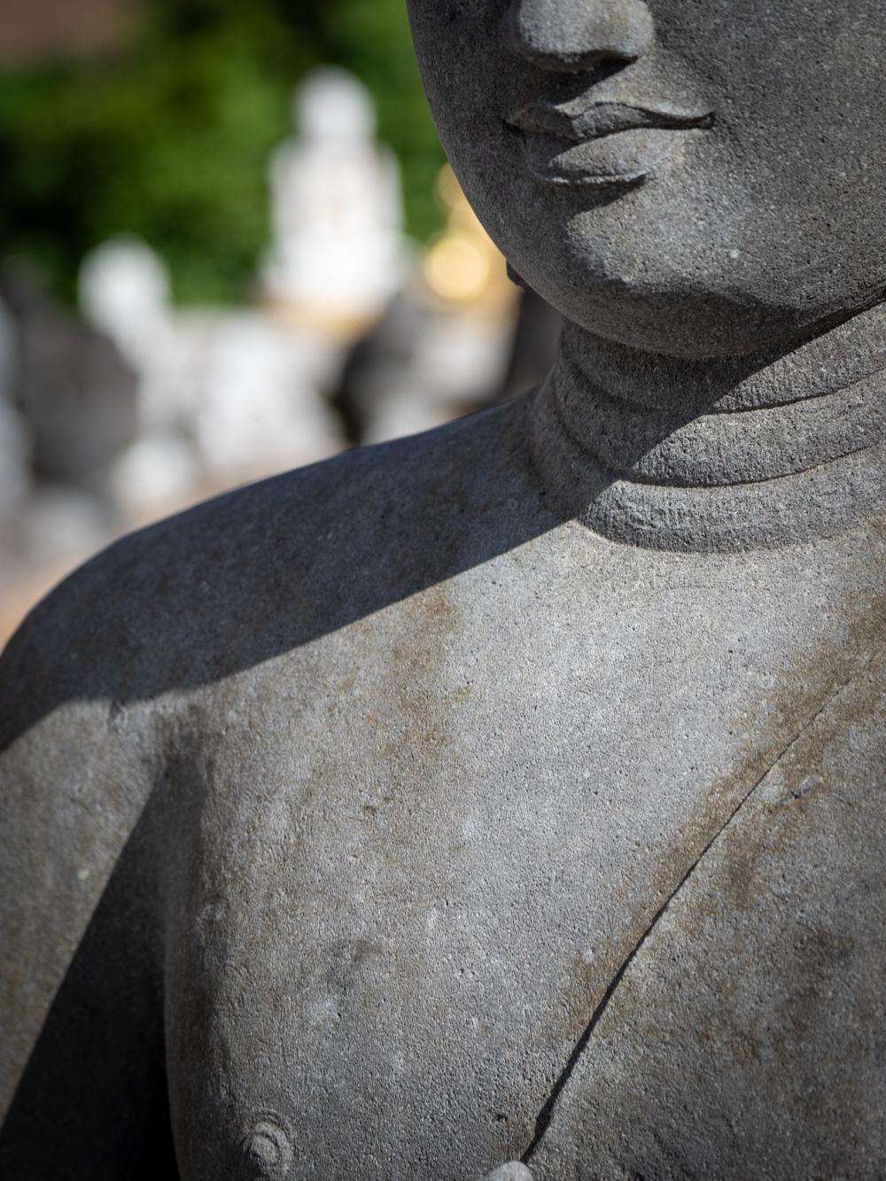 Große Buddha-Statue aus Lavastein aus Indonesien, neu gefertigt  OriginalBuddhas im Angebot 3