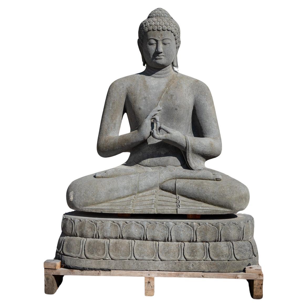 Große Buddha-Statue aus Lavastein aus Indonesien, neu gefertigt  OriginalBuddhas im Angebot
