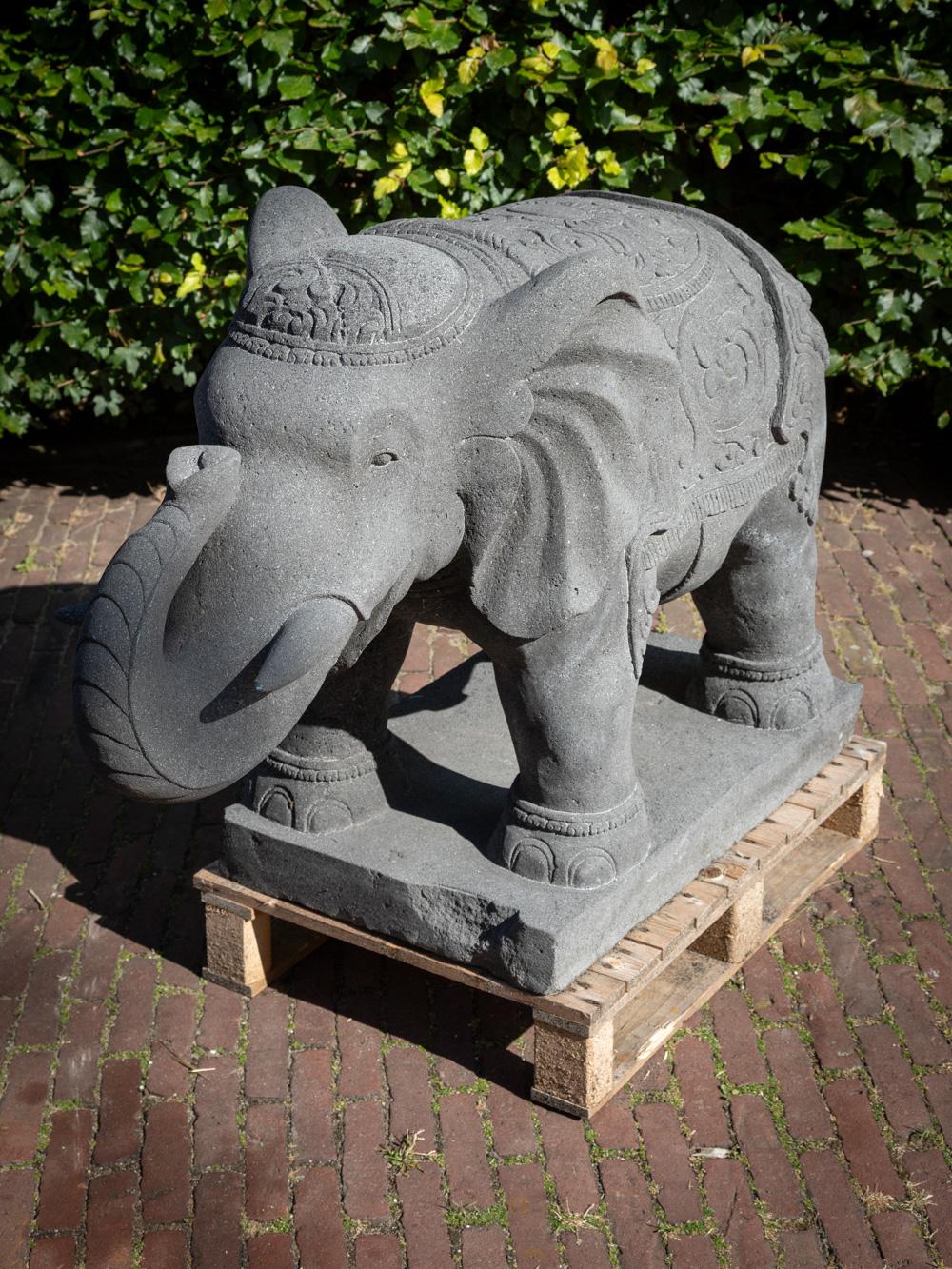 Nouvellement fabriqué grand éléphant en pierre de lave d'Indonésie - OriginalBuddhas en vente 4